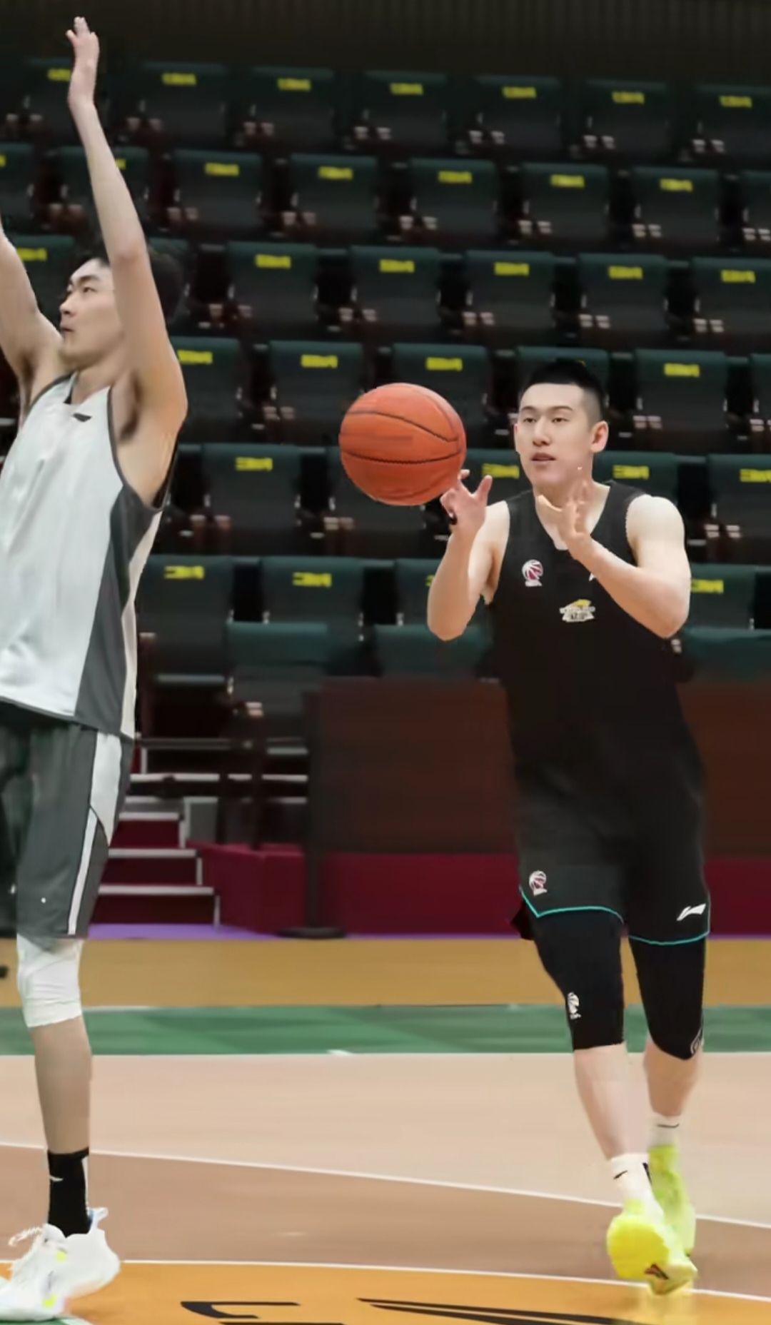 包含多伦多猛龙发布备战花絮，加时末段回应争议，CBA常规赛任务艰巨，数据趋势出现新变化的词条